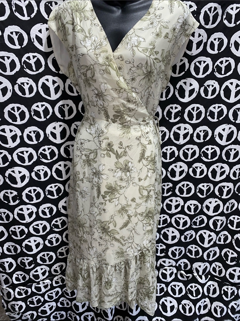 Vince Camuto Chiffon Olive Floral Wrap Dress Cream Lining SZ 8